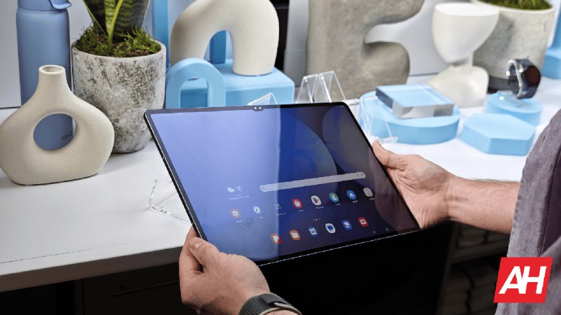 三星 Galaxy Tab S12 Plus 在认证公布前出现泄露的实时图像