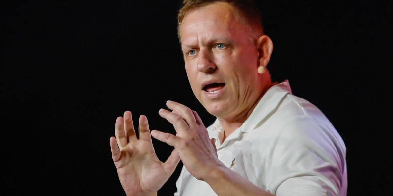 Những gã khổng lồ công nghệ, bao gồm cả Peter Thiel, thực hiện những bước đi táo bạo để hạn chế khả năng tiếp cận của