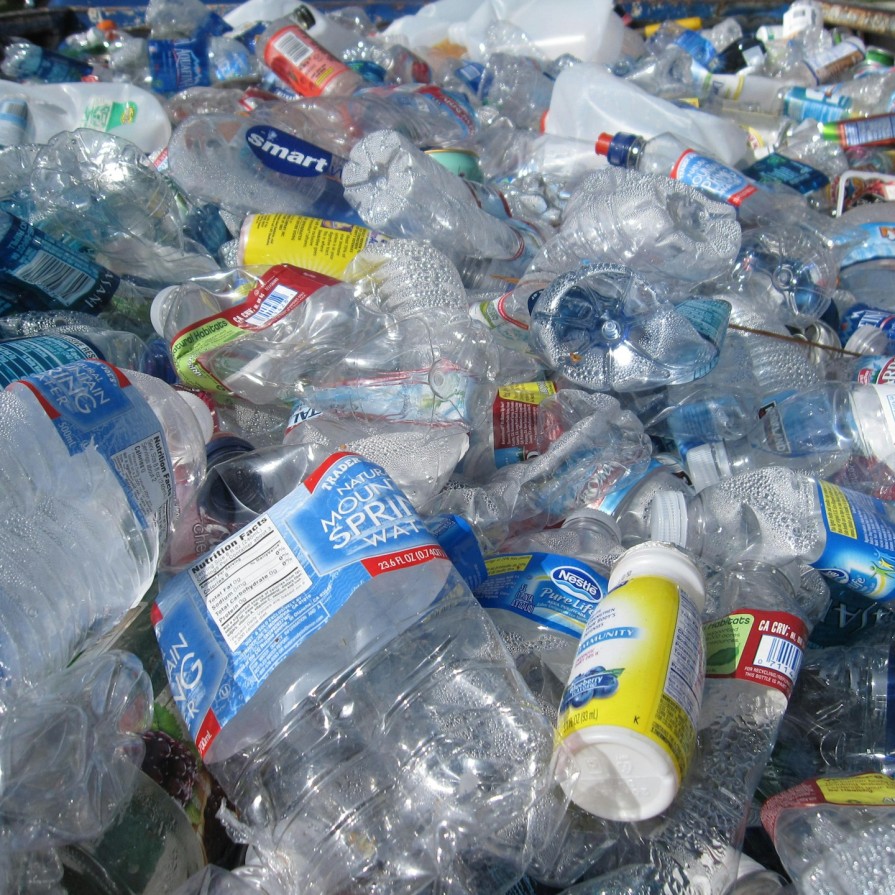 Các nhà khoa học UCLA biến rác thải nhựa thành nhiên liệu hydro tinh khiết