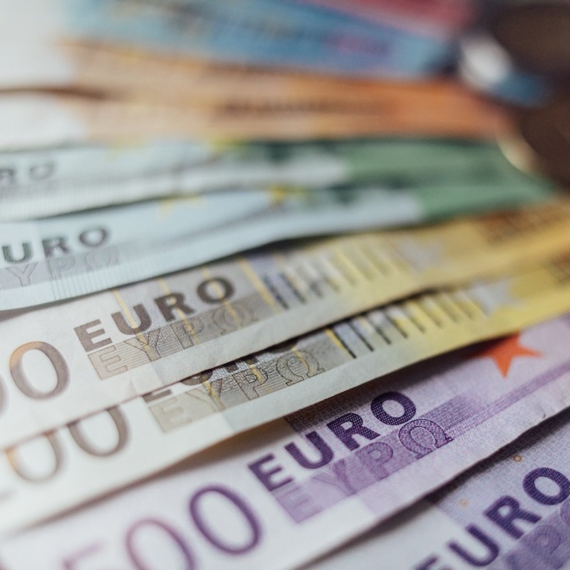Euro Giảm Xuống Mức Thấp Nhất Trong Một Năm Khi Giá Dầu Sụt Giảm Kích Thích Dự Đoán Cắt Giảm Lãi Suấ
