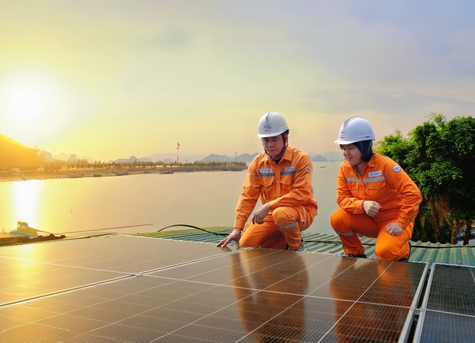 Điện lực Quảng Ninh hợp tác phát triển điện mặt trời mái nhà bền vững
