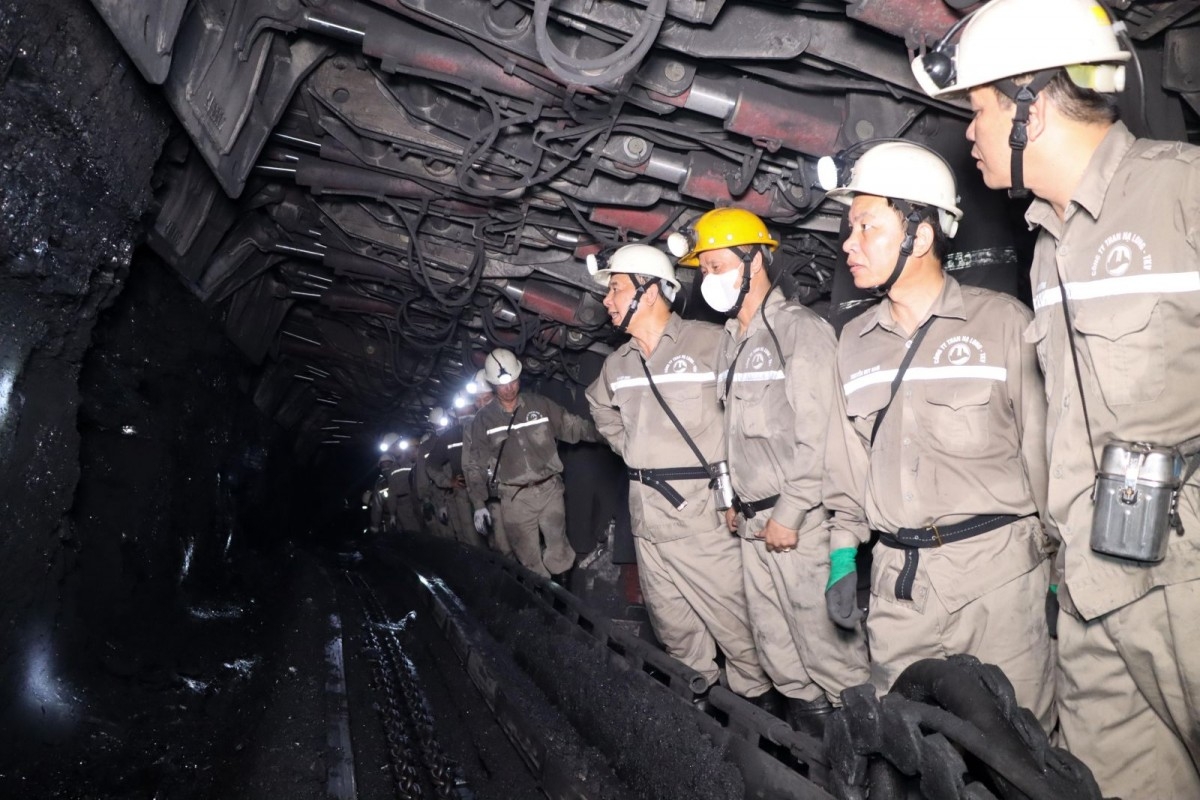 Đoàn lãnh đạo TKV kiểm tra công tác sản xuất hầm lò và làm việc với Công ty Than Hạ Long