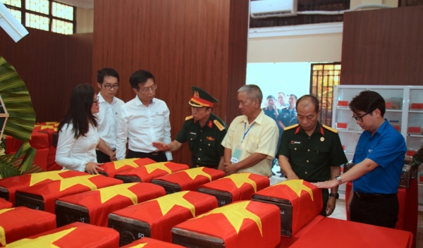 Petrovietnam tổ chức lễ dâng hương tri ân các Anh hùng liệt sĩ tại Công viên Lê Thị Riêng
