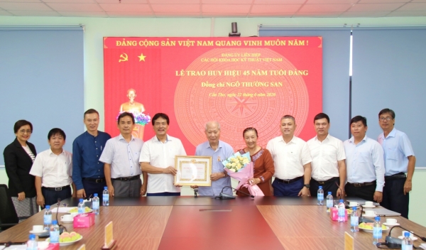 Ngô Thường San vinh dự nhận Huy hiệu 45 năm tuổi Đảng